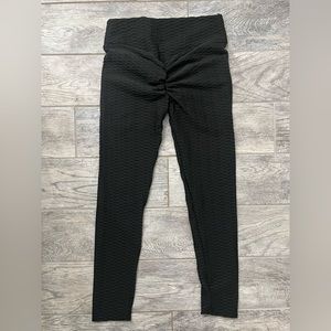 NWOT butt-scrunch black leggings